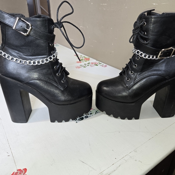 Platforms - Picture 1 of 5